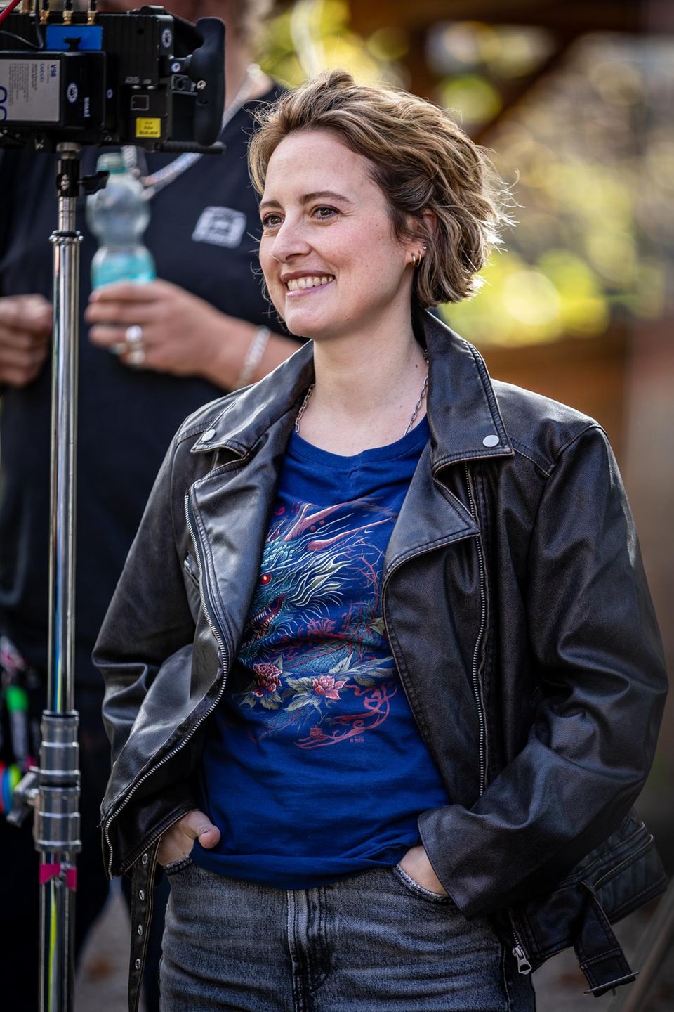 Wanda Perdelwitz am Set von „Behringer und die Toten“ in ihrer Rolle Charly Behlke