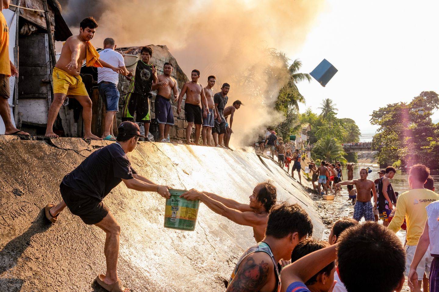 Ein Schwall Wasser löscht kein brennendes Heim. Aber eine Menschenkette, die unablässig Eimer um Eimer füllt, kann das Feuer besiegen. Das Siegerfoto von Seigfred Vince Teves zeigt eine spontane Rettungsaktion im philippinischen Verwaltungsbezirk Calindagan. Im Dorf steht ein Haus in Flammen. Die Menschen am Fluss reichen volle Eimer hinauf, die Menschenkette gibt sie weiter. Sind sie geleert, fliegen sie in hohem Bogen wieder den Abhang hinunter – bereit für eine neue Runde. Das Bild ist ein Lob der Gemeinschaft und des Zusammenhalts. Fühlen wir uns angesichts der Weltlage hilflos, sollten wir uns daran erinnern: Für die Menschen, die uns nah sind, macht unsere Unterstützung den entscheidenden Unterschied.