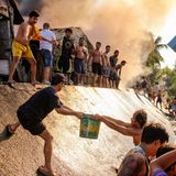 Ein Schwall Wasser löscht kein brennendes Heim. Aber eine Menschenkette, die unablässig Eimer um Eimer füllt, kann das Feuer besiegen. Das Siegerfoto von Seigfred Vince Teves zeigt eine spontane Rettungsaktion im philippinischen Verwaltungsbezirk Calindagan. Im Dorf steht ein Haus in Flammen. Die Menschen am Fluss reichen volle Eimer hinauf, die Menschenkette gibt sie weiter. Sind sie geleert, fliegen sie in hohem Bogen wieder den Abhang hinunter – bereit für eine neue Runde. Das Bild ist ein Lob der Gemeinschaft und des Zusammenhalts. Fühlen wir uns angesichts der Weltlage hilflos, sollten wir uns daran erinnern: Für die Menschen, die uns nah sind, macht unsere Unterstützung den entscheidenden Unterschied.