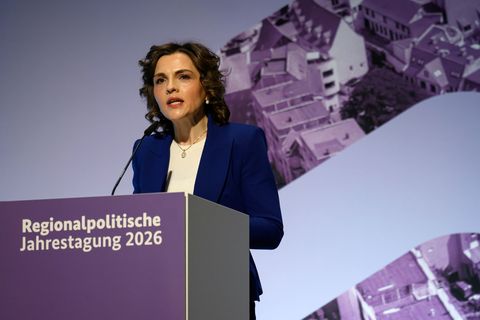 Staatsministerin Kaiser (SPD) sprach auf der regionalpolitischen Jahrestagung in Halle über Wachstumsperspektiven, Strukturwande