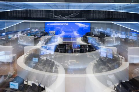 Börsensaal in Frankfurt: Weltweit geraten die Aktienmärkte unter Druck wegen des Iran-Kriegs Foto: Boris Roessler/dpa