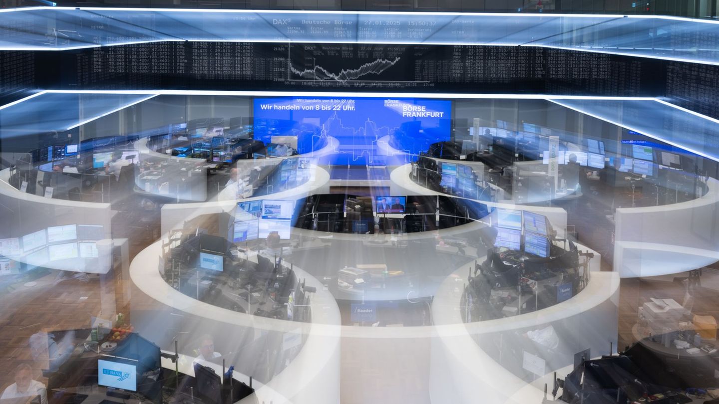 Börsensaal in Frankfurt: Weltweit geraten die Aktienmärkte unter Druck wegen des Iran-Kriegs Foto: Boris Roessler/dpa