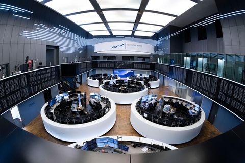 Händler beobachten auf dem Börsenparkett in Frankfurt am Main die Kurse (Symbolbild)