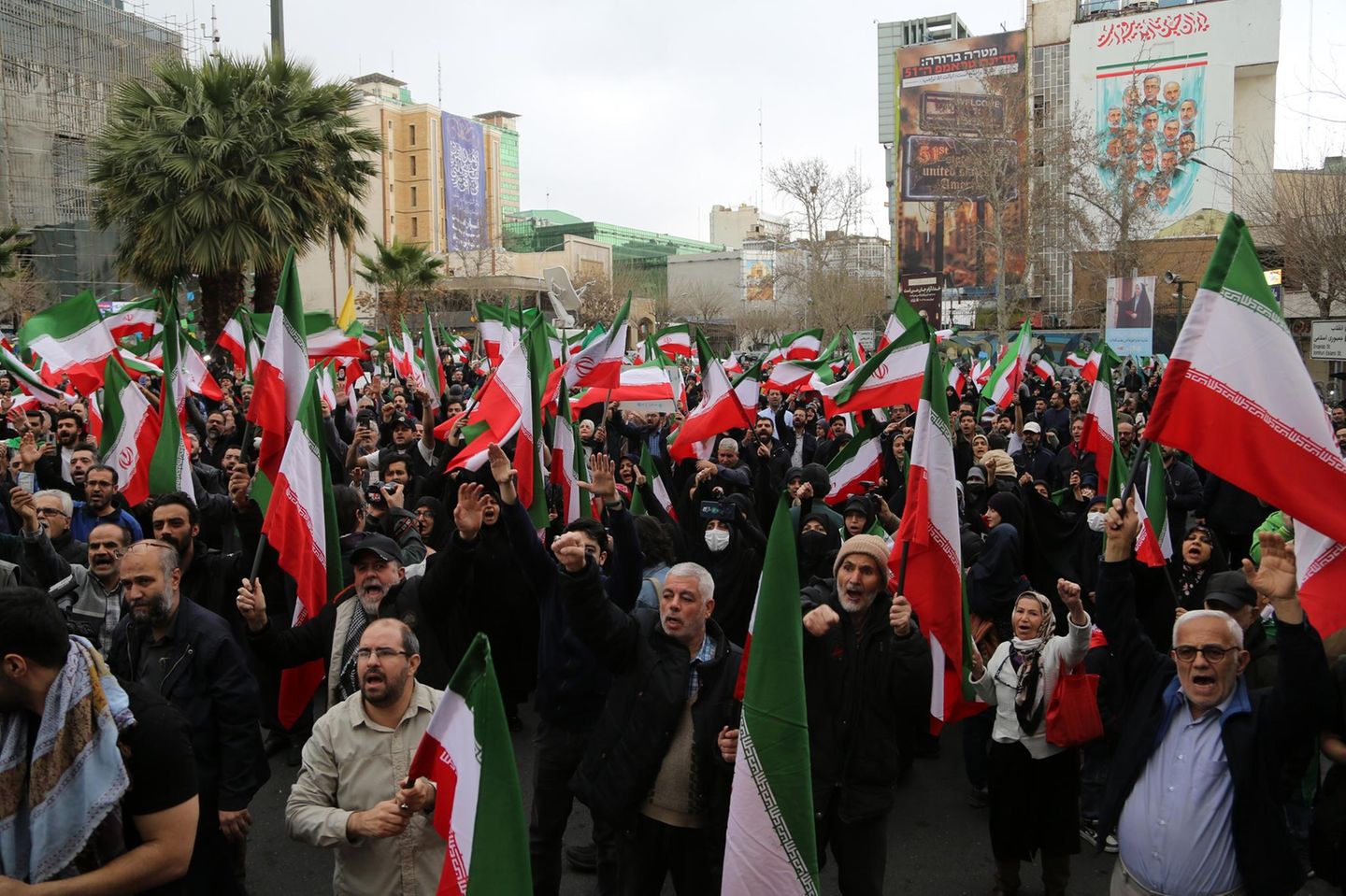 Nach dem Angriff von Israel und den USA auf den Iran demonstrieren Anhänger des Regimes auf dem Palestine Square gegen die angreifenden Staaten.