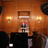 Auch der britische Premier Keir Starmer wendet sich am Samstag an die Bevölkerung. Sein Land habe bei den Angriffen keine Rolle gespielt, betont der Labour-Politiker. Er fügt jedoch hinzu: „Unsere Streitkräfte sind aktiv und britische Flugzeuge sind heute am Himmel als Teil koordinierter regionaler Verteidigungseinsätze, um unsere Leute, unsere Interessen und unsere Verbündeten zu schützen.“ Das geschehe im Einklang mit internationalem Recht.