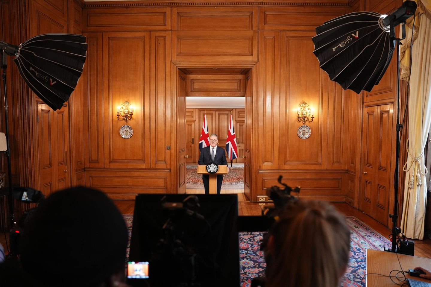 Auch der britische Premier Keir Starmer wendet sich am Samstag an die Bevölkerung. Sein Land habe bei den Angriffen keine Rolle gespielt, betont der Labour-Politiker. Er fügt jedoch hinzu: „Unsere Streitkräfte sind aktiv und britische Flugzeuge sind heute am Himmel als Teil koordinierter regionaler Verteidigungseinsätze, um unsere Leute, unsere Interessen und unsere Verbündeten zu schützen.“ Das geschehe im Einklang mit internationalem Recht.