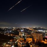 Im Nachthimmel über Hebron sind Leuchtspuren iranischer Raketen mit Zielen in Israel zu sehen.