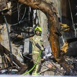 Der Iran antwortet mit Raketenangriffen auf Israel und seine Nachbarländer. Hier löscht ein Feuerwehrmann einen Brand nach einem Einschlag in Gush Dan, einem Viertel von Tel Aviv.