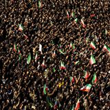 Tausende regimetreue Iraner strömen auf den Platz im Zentrum Teherans, um den Ayatollah zu betrauern.