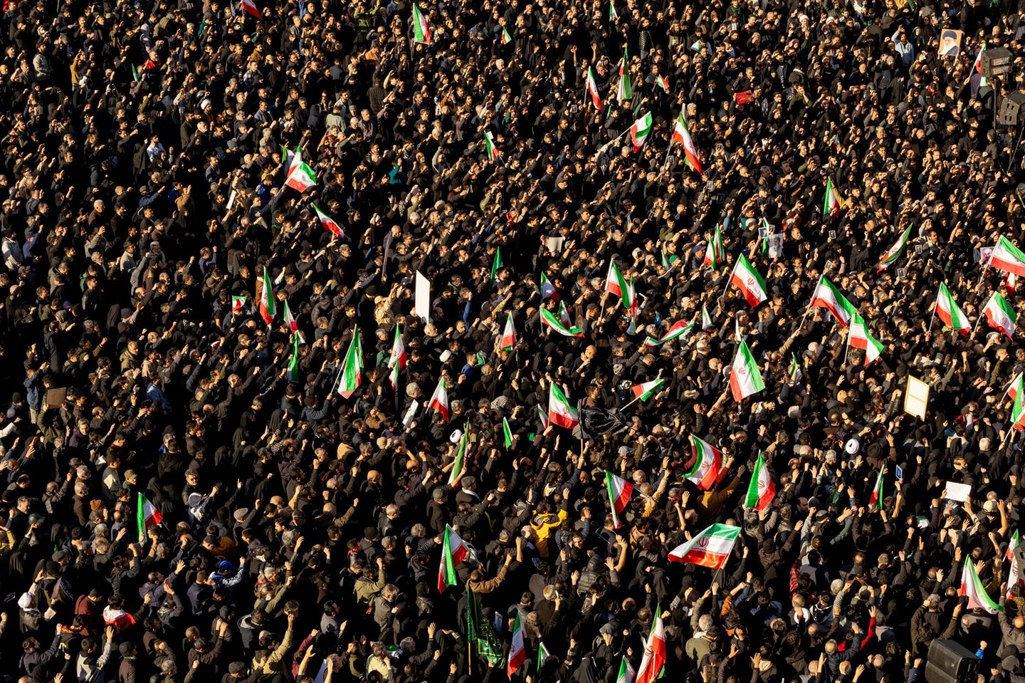 Tausende regimetreue Iraner strömen auf den Platz im Zentrum Teherans, um den Ayatollah zu betrauern.