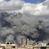 Ein Ziel der Attacke – das Gebäude des Rundfunks der Islamischen Republik Iran (IRIB) in Teheran – verschwindet in einer Explosionswolke.