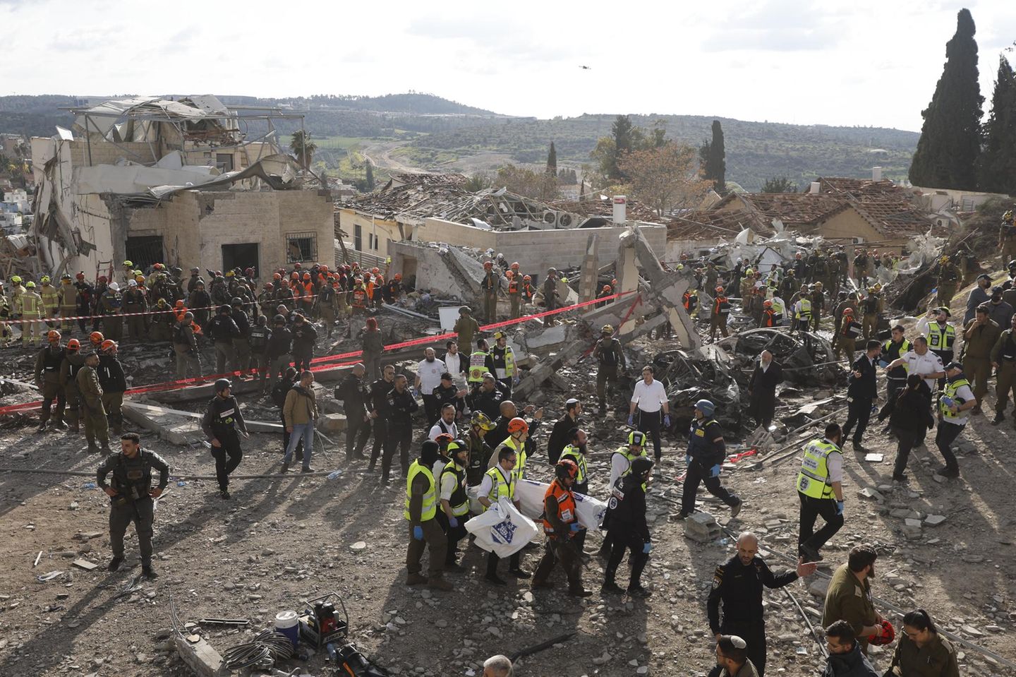 Such- und Rettungsteams sowie zahlreiche medizinische Einheiten werden in Israel entsandt