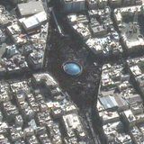 Satellitenbild von Vantor zeigt eine große Menge von Trauernden