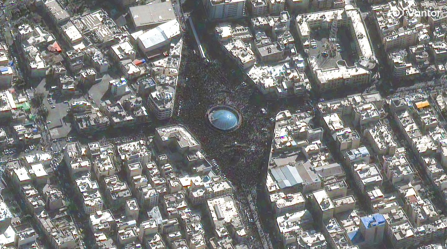 Satellitenbild von Vantor zeigt eine große Menge von Trauernden