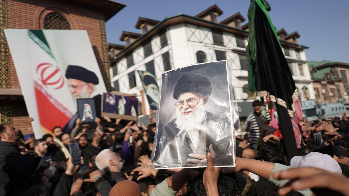 Demonstrierende halten Fotos vom Obersten Führer Irans hoch