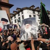 Demonstrierende halten Fotos vom Obersten Führer Irans hoch