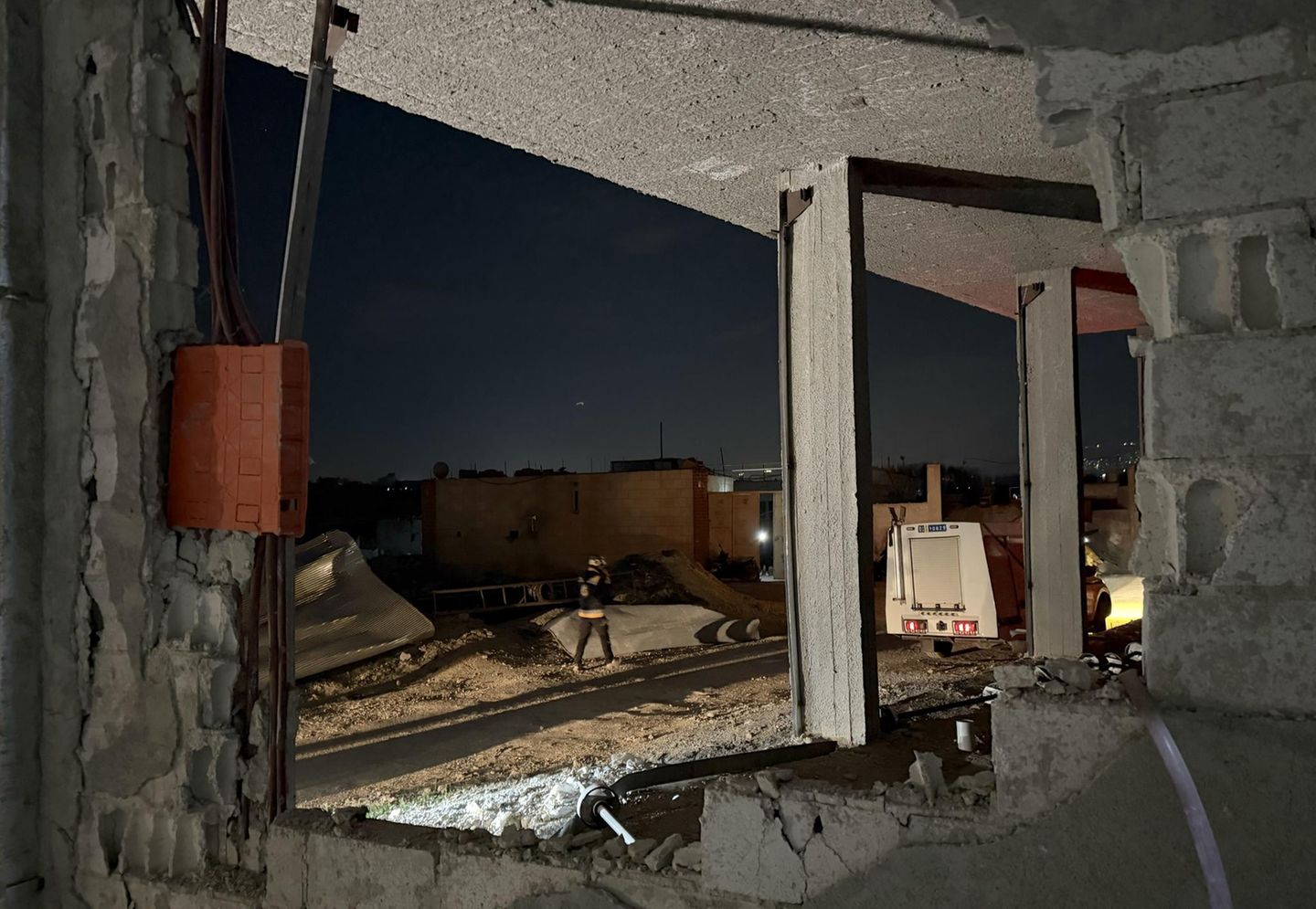 Zivilschutzteams inspizieren ein beschädigtes Gebäude, nachdem Raketentrümmer in Syrien