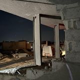 Zivilschutzteams inspizieren ein beschädigtes Gebäude, nachdem Raketentrümmer in Syrien