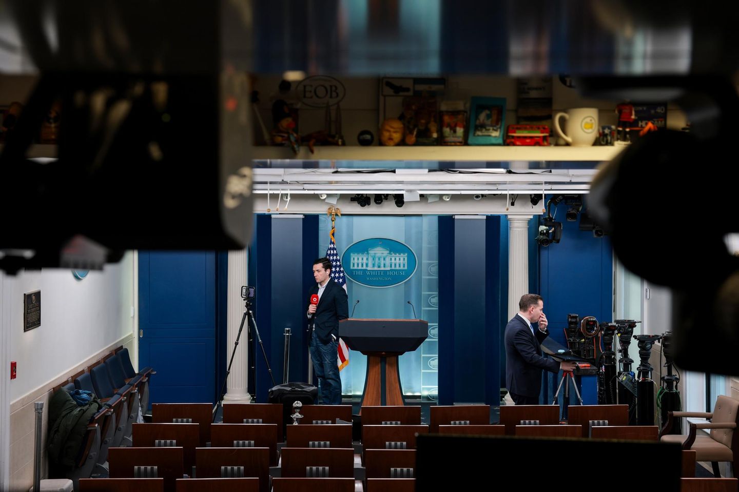 Im Presseraum des Weißen Hauses stehen US-Reporter für ihre TV-Aufsager vor den Kameras, nachdem US-Präsident Donald Trump die Angriffe auf den Iran öffentlich gemacht hat.