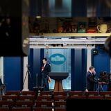 Im Presseraum des Weißen Hauses stehen US-Reporter für ihre TV-Aufsager vor den Kameras, nachdem US-Präsident Donald Trump die Angriffe auf den Iran öffentlich gemacht hat.