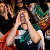 Freude herrscht dagegen bei Exil-Iranerinnen und -Iranern vor. Hier feiern sie vor der iranischen Botschaft in Spaniens Hauptstadt Madrid.