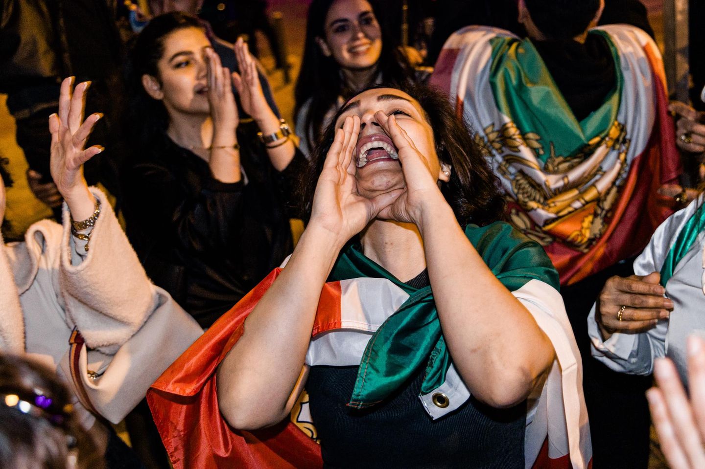 Freude herrscht dagegen bei Exil-Iranerinnen und -Iranern vor. Hier feiern sie vor der iranischen Botschaft in Spaniens Hauptstadt Madrid.