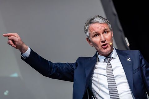 Der Thüringer AfD-Landeschef in der vollen Wittumhalle. Foto: Christoph Schmidt/dpa