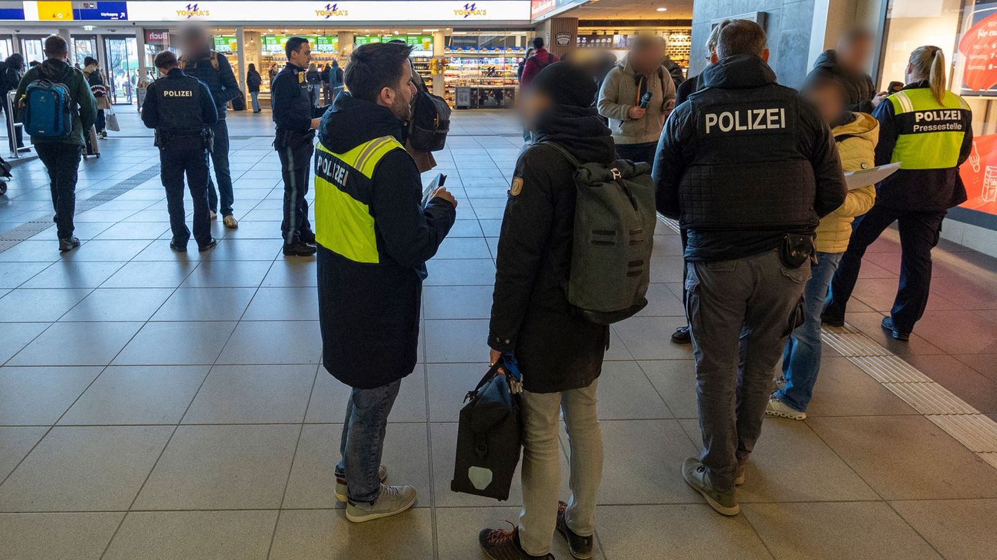Die Polizei sucht noch nach Zeugen der Gewalttat. Foto: Heiko Becker/dpa