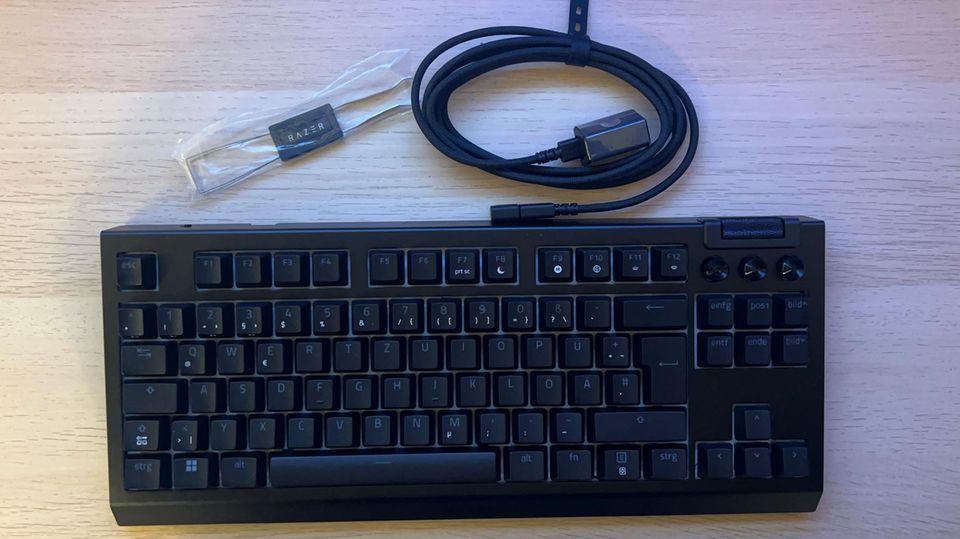 Im Wireless-Adapter vermissen wir einen kleinen USB-Dongle, weshalb wir die Razer-Tastatur nur kabelgebunden testen können