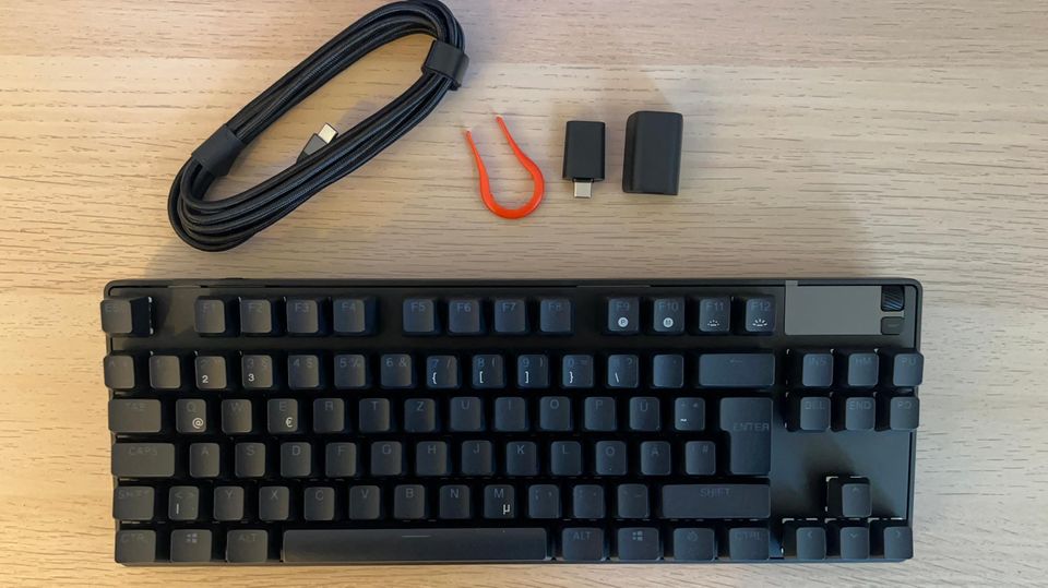 Werkzeug, Kabel und Wirless-Transmitter – alls das ist im Lieferumfang der SteelSeries Apex Pro enthalten