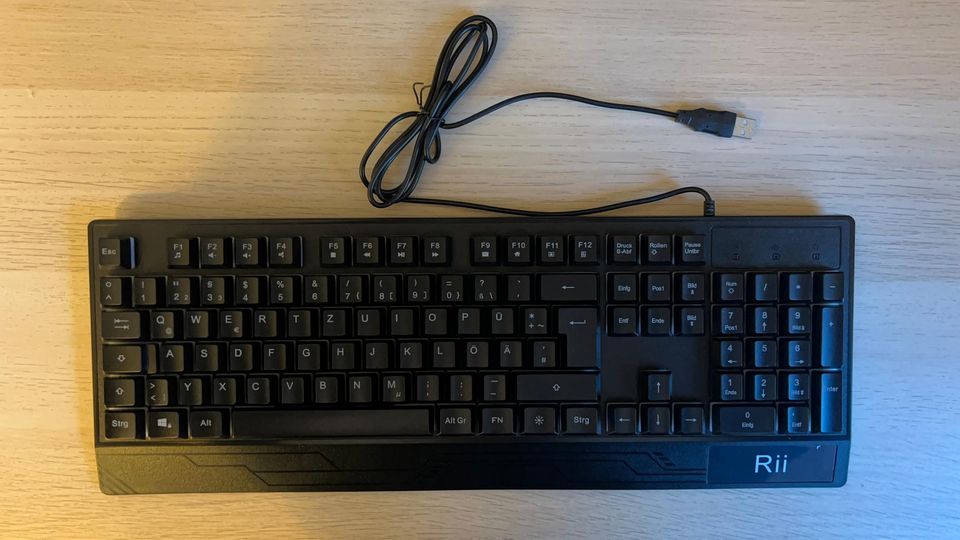 Das Kabel ist an der Rii-Tastatur fest verlötet. Weiteren Lieferumfang suchen wir vergebens