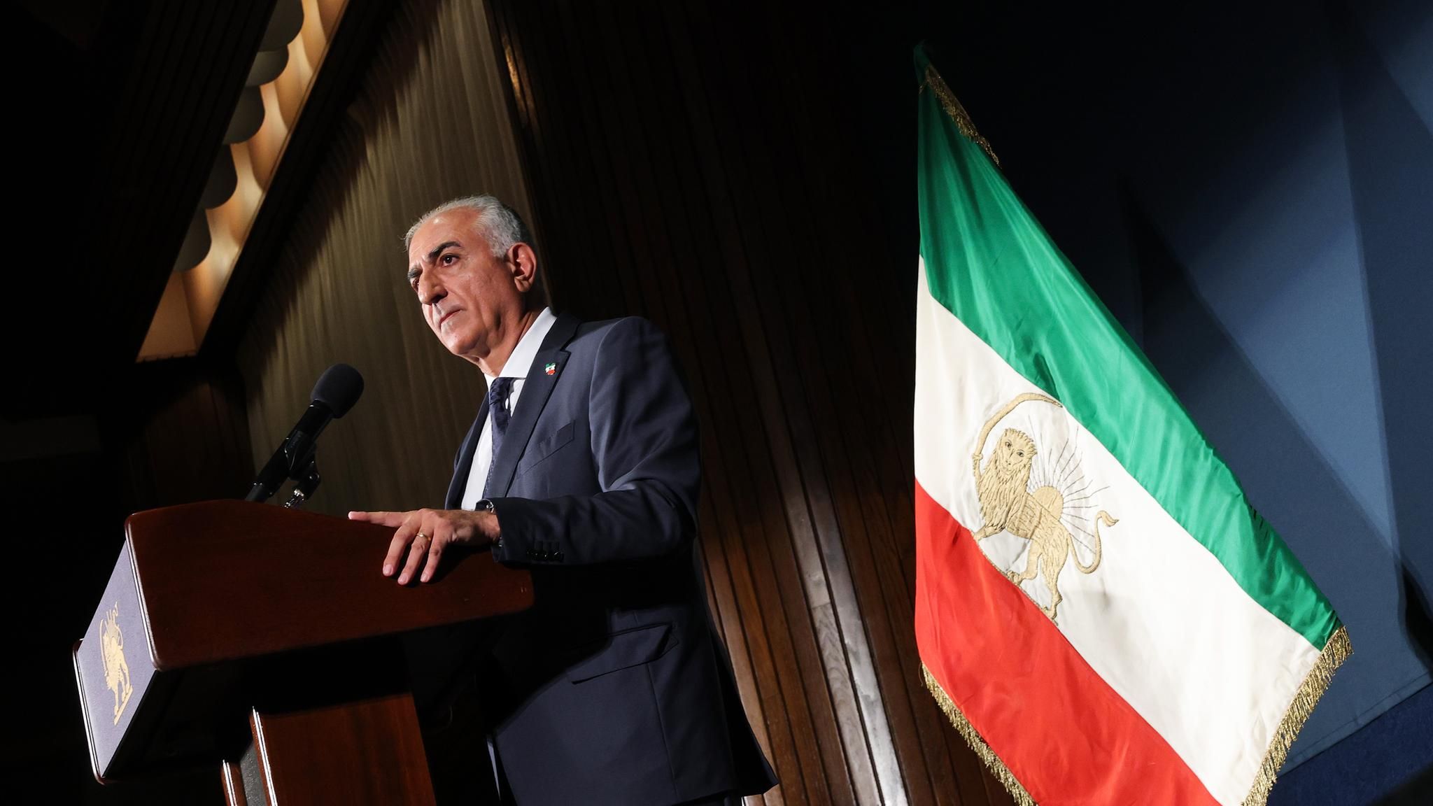 Neuer iranischer Herrscher? Reza Pahlavi hat sich in den vergangenen Monaten positioniert. Nun hofft er darauf, nach einem Sturz der Mullahs wieder in seine Heimat zurückkehren zu können