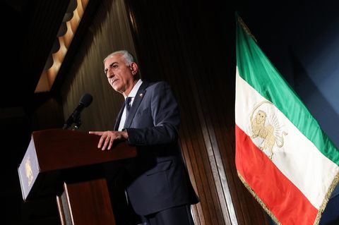 Neuer iranischer Herrscher? Reza Pahlavi hat sich in den vergangenen Monaten positioniert. Nun hofft er darauf, nach einem Sturz der Mullahs wieder in seine Heimat zurückkehren zu können