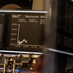 Der Deutsche Aktienindex ist im Handelssaal an der Börse auf einer großen Anzeige zu sehen
