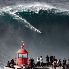 Sebastian Steudtner surft eine Riesenwelle in Nazaré, Portugal