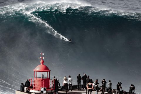 Sebastian Steudtner surft eine Riesenwelle in Nazaré, Portugal