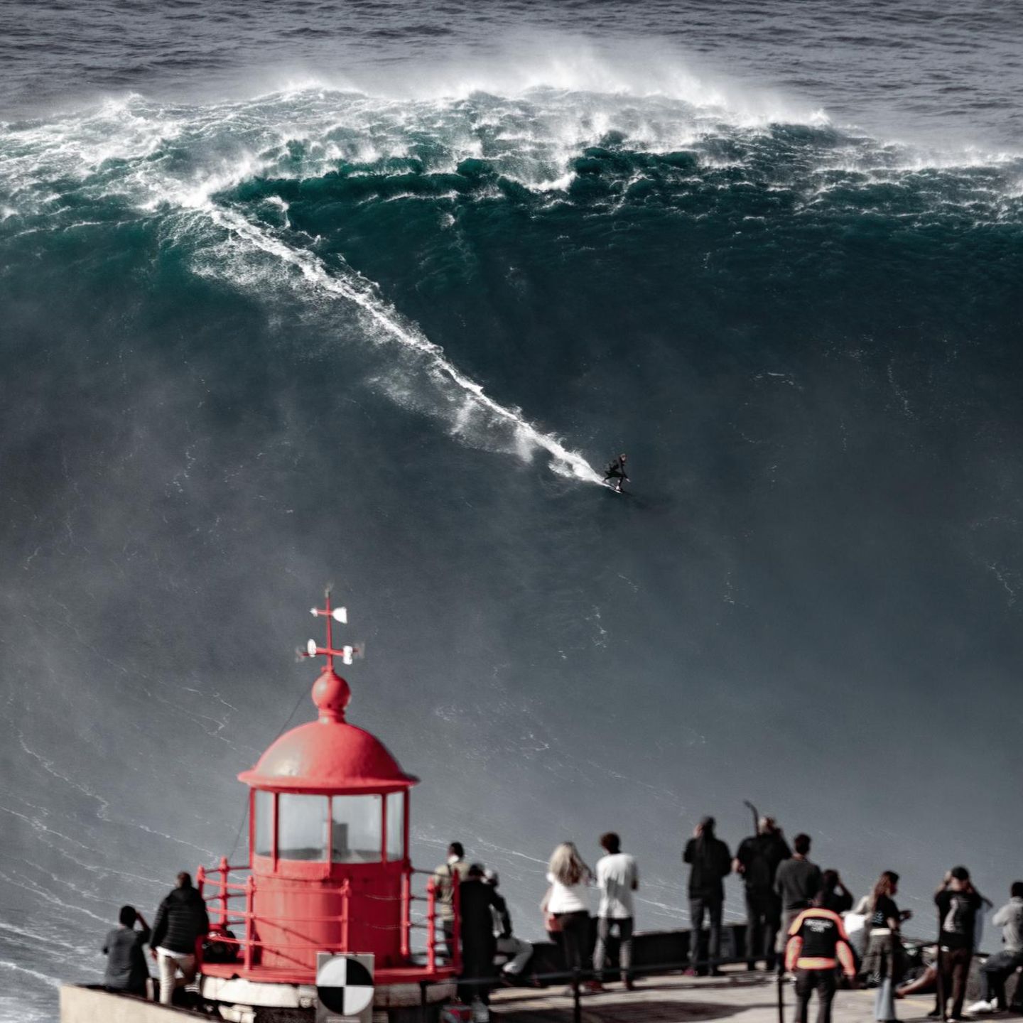 Sebastian Steudtner surft eine Riesenwelle in Nazaré, Portugal