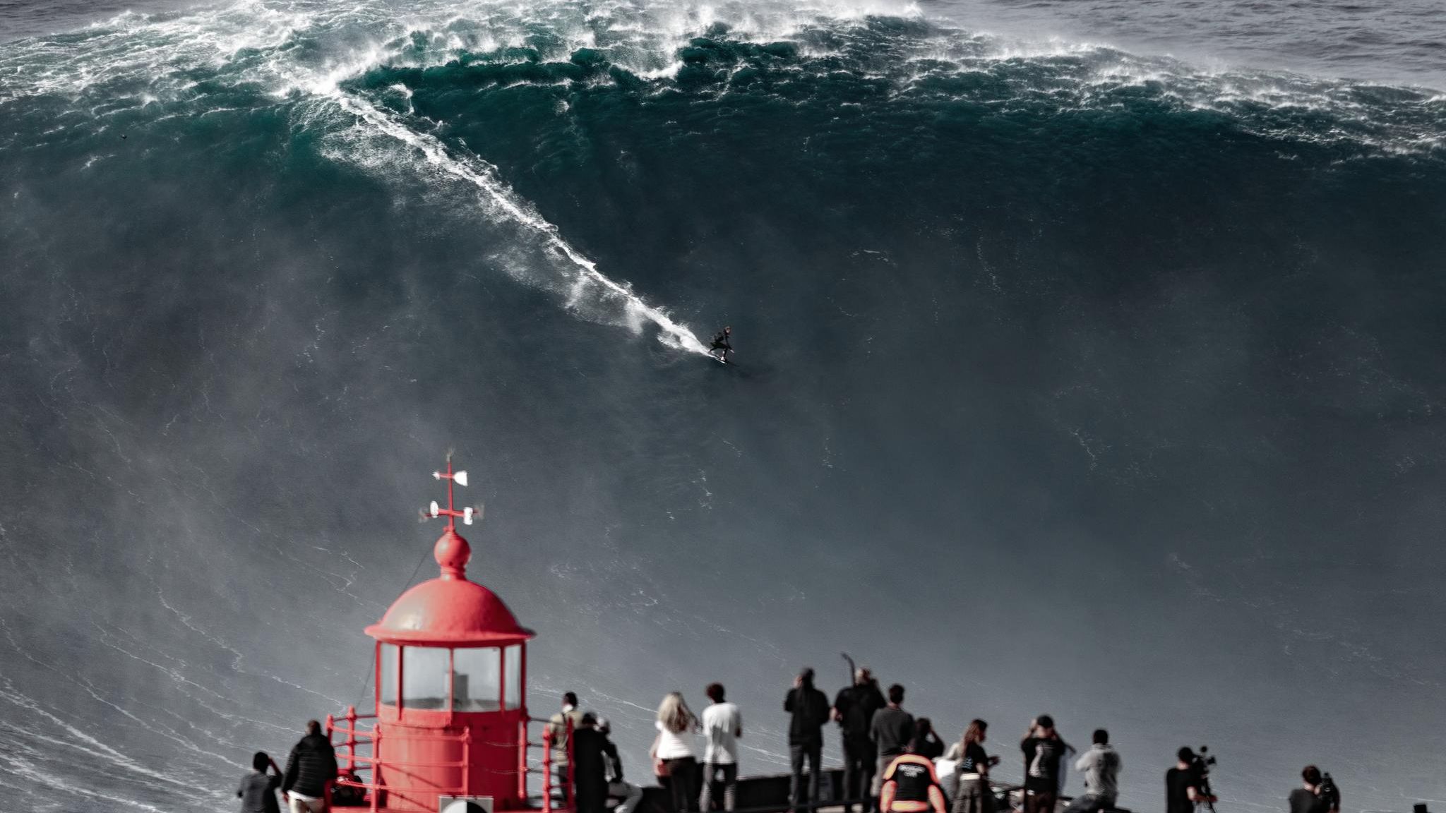 Sebastian Steudtner surft eine Riesenwelle in Nazaré, Portugal