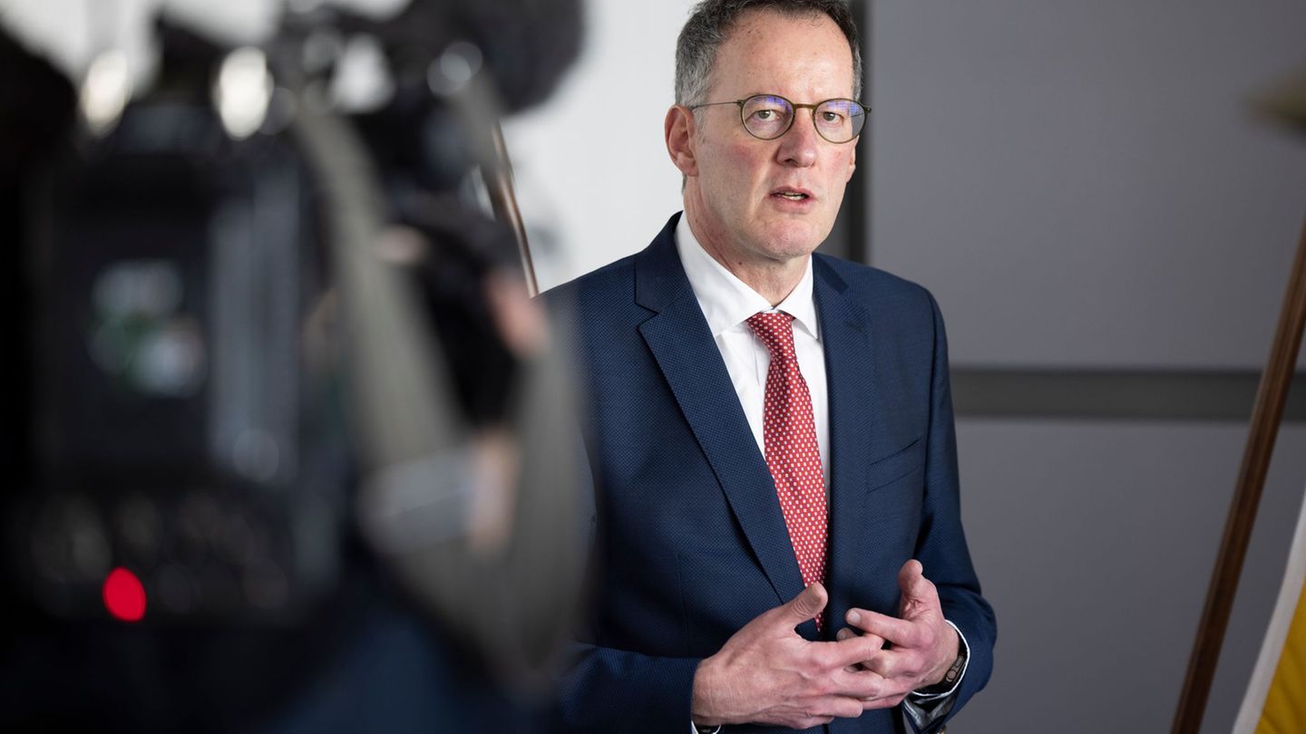 Es gebe nach wie vor eine abstrakte Gefährdung, aber keine Hinweise auf eine konkrete Gefährdung im Land, sagt Innenminister Ebl