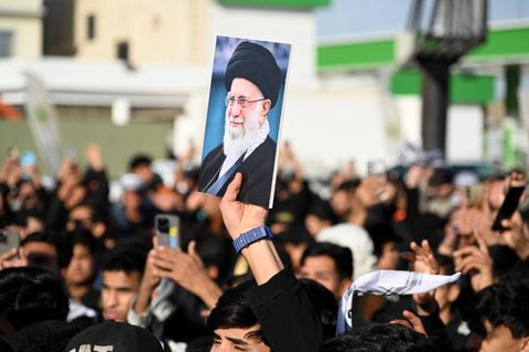 Iran: Ein Plakat von Ali Chamenei auf einer Demo