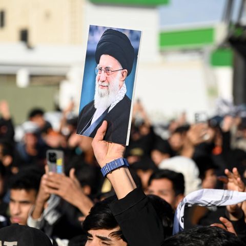 Iran: Ein Plakat von Ali Chamenei auf einer Demo