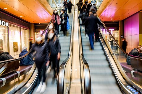 Ein Gerücht bei einem Feueralarm sorgte in einem Einkaufszentrum für Panik. (Symbolbild) Foto: Axel Heimken/dpa
