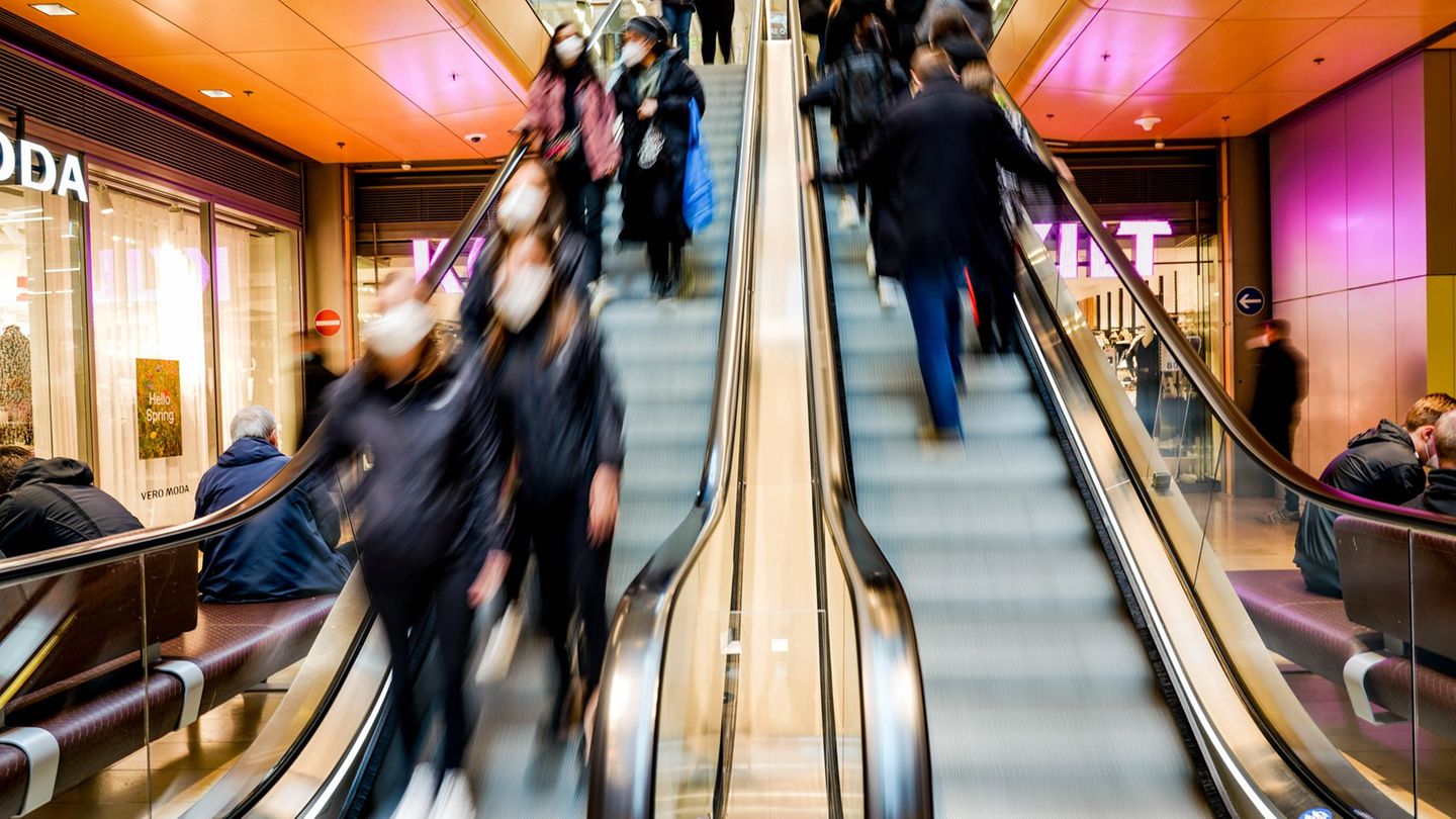 Ein Gerücht bei einem Feueralarm sorgte in einem Einkaufszentrum für Panik. (Symbolbild) Foto: Axel Heimken/dpa