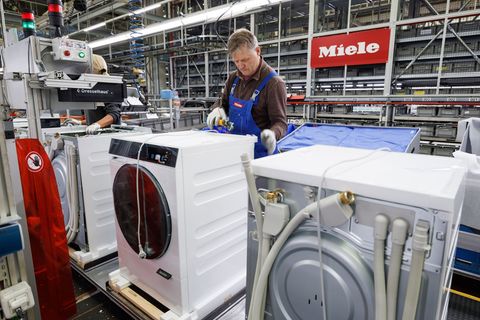 Miele mit der Zentrale in Gütersloh hat die Zahl der verkauften Produkte leicht gesteigert. (Archivbild) Foto: Friso Gentsch/dpa