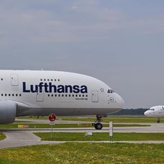 Rollfeld des Flughafens München: Wegen des Irankriegs wollte eine Frau ihren Flug ändern – und verlor viel Geld (Symbolbild)