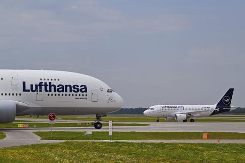 Rollfeld des Flughafens München: Wegen des Irankriegs wollte eine Frau ihren Flug ändern – und verlor viel Geld (Symbolbild)