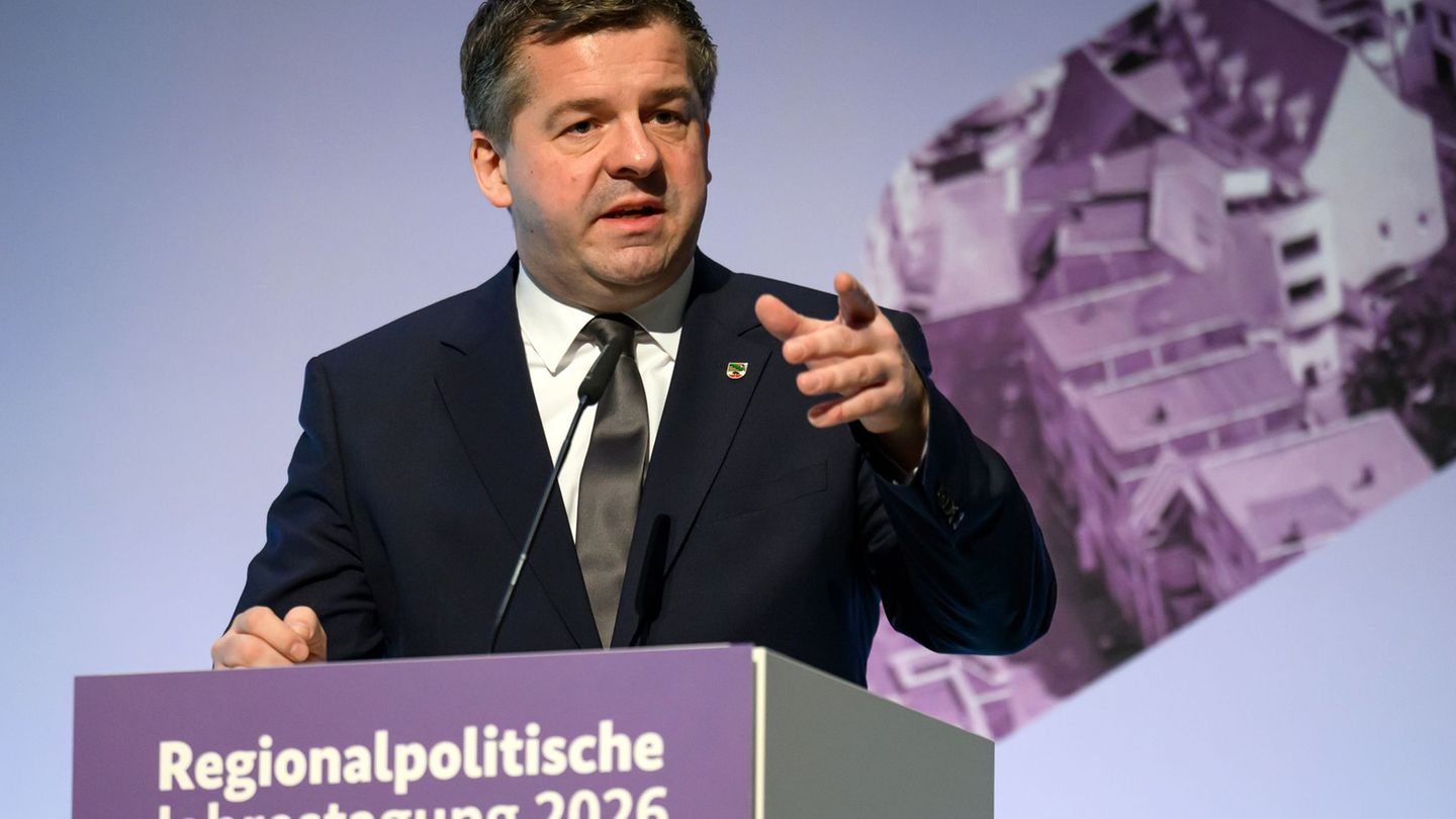Ministerpräsident Sven Schulze (CDU) wirbt in Halle für mehr Tempo bei Reformen. Foto: Hendrik Schmidt/dpa