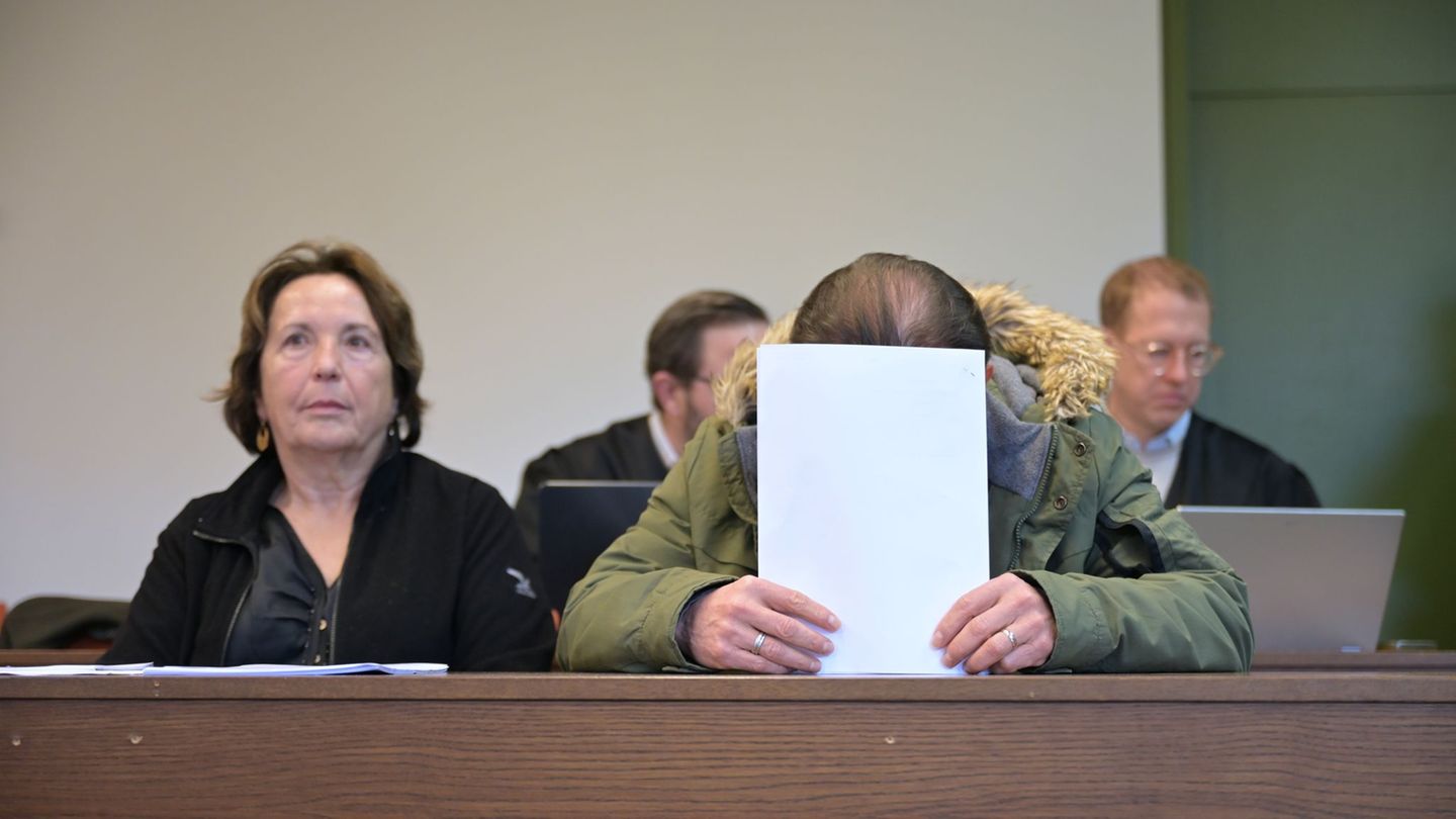 Vor dem Landgericht München ist ein 60-Jähriger (r.) unter anderem wegen schweren Bandendiebstahls von teuren Uhren und Gold ang