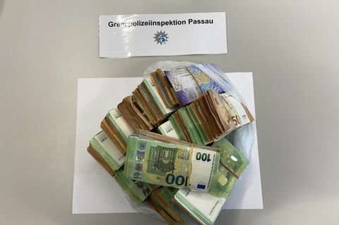 Die Beamten stellten die Geldscheine sicher. Foto: -/Polizepräsidium Niederbayern/dpa