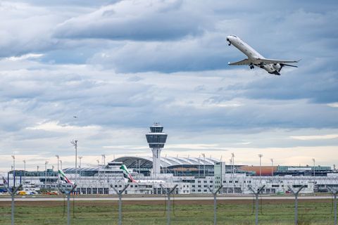Am Flughafen in München wurden nach Beginn des Krieges in Nahost Dutzende Flüge in die Region gestrichen. (Archivbild) Foto: Arm